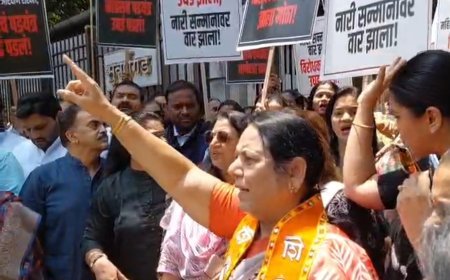 महिला आरक्षण विधेयक नामंजूर; ‘इंडिया’ आघाडीविरोधात शिवसेना महिला आघाडीचे मुंबईत जोरदार आंदोलन.