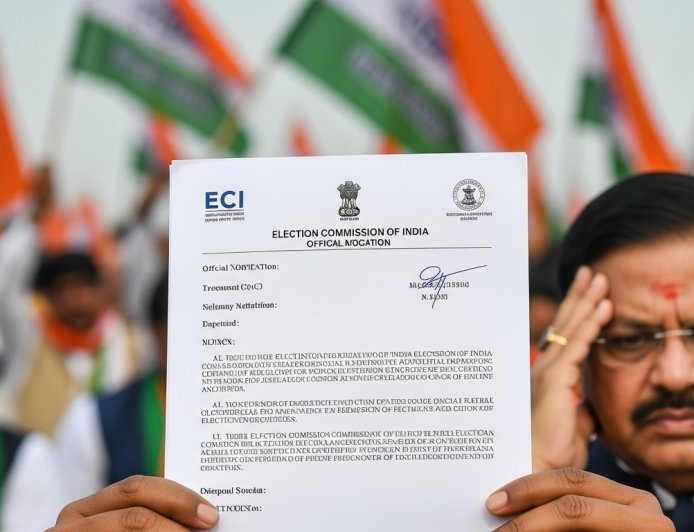 बंगाल चुनाव: ममता को बड़ा झटका, TMC प्रत्याशी का नामांकन रद्द