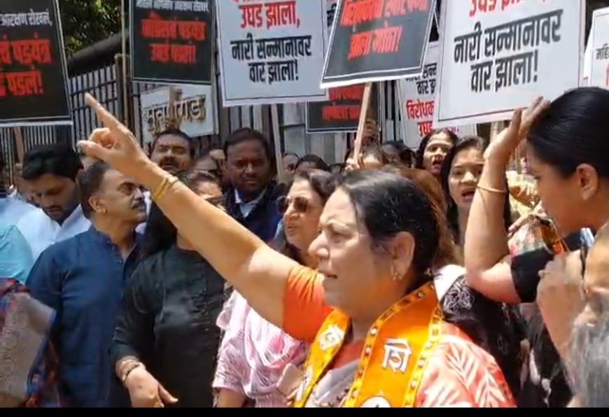 महिला आरक्षण विधेयक नामंजूर; ‘इंडिया’ आघाडीविरोधात शिवसेना महिला आघाडीचे मुंबईत जोरदार आंदोलन.