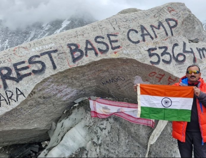 Chhatrapati Sambhajinagar Municipal Officials Datta Sarode, Vinod Vibhute Hoist Indian Flag at Mount Everest Base Camp.