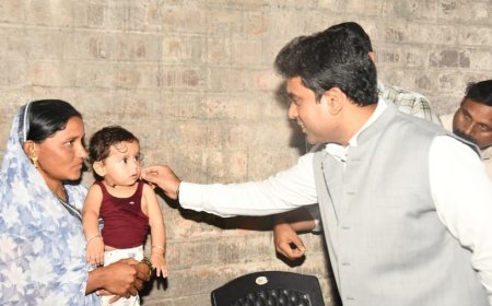 जिल्हाधिकाऱ्यांची पिंपरी गावात भेट  शेतकरी आत्महत्याग्रस्त कुटुंबाची केली विचारपूस.
