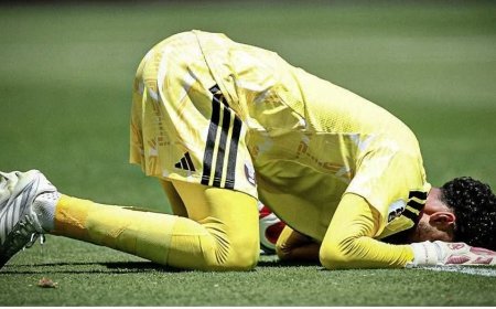 Qatar Keeper Mahmud Abunada Performs Sujood After Late Equaliser Earns Historic First World Cup Point.