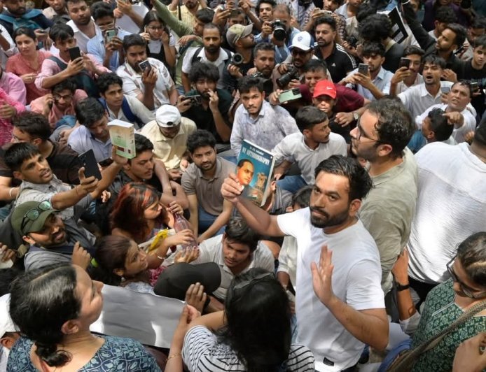 कॉकरोच जनता पार्टी का दिल्ली में प्रदर्शन LIVE: जंतर-मंतर पर ‘सोनम वांगचुक शिक्षा मंत्री बनें’ के नारे लगे.