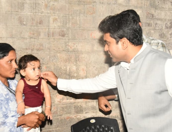 जिल्हाधिकाऱ्यांची पिंपरी गावात भेट  शेतकरी आत्महत्याग्रस्त कुटुंबाची केली विचारपूस.
