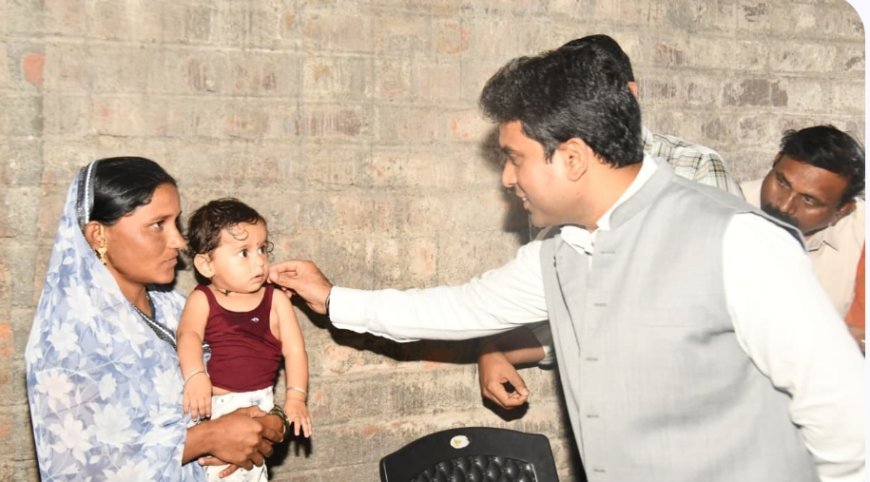 जिल्हाधिकाऱ्यांची पिंपरी गावात भेट  शेतकरी आत्महत्याग्रस्त कुटुंबाची केली विचारपूस.