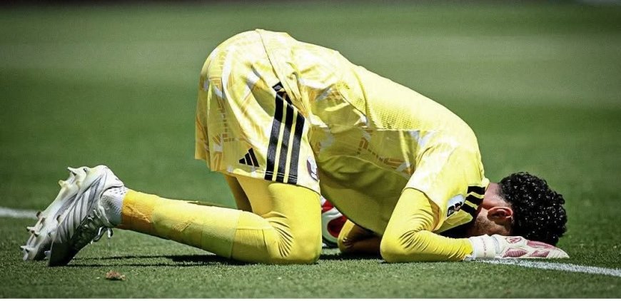 Qatar Keeper Mahmud Abunada Performs Sujood After Late Equaliser Earns Historic First World Cup Point.
