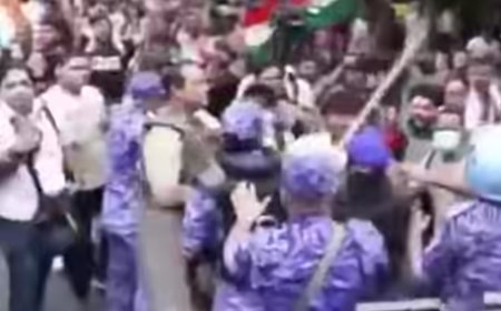 Delhi Police Use Tear Gas, Lathi-Charge as CJP Protesters Breach Barricades Near Parliament".