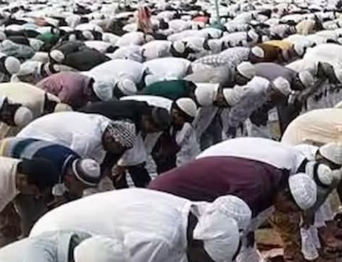 "अयोध्या के जगद्गुरु परमहंस आचार्य की मांग: भारत में नमाज पर पूर्ण प्रतिबंध लगे".
