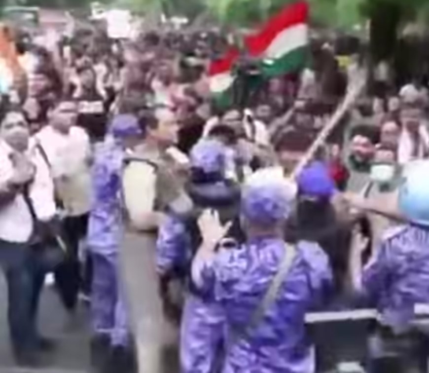 Delhi Police Use Tear Gas, Lathi-Charge as CJP Protesters Breach Barricades Near Parliament".