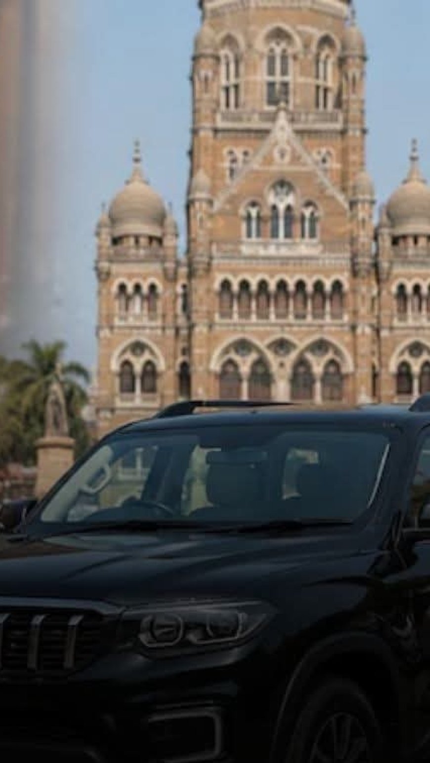"स्कॉर्पिओमध्ये पाठदुखी म्हणून ₹1.5 कोटींच्या लक्झरी गाड्यांची मागणी; BMC च्या प्रस्तावावरून वाद"