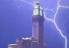 Mecca Lights Up as Powerful Lightning Bolt Hits Royal Clock Tower