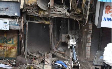 "बारिश से पहले मनपा की सख्ती: शहर की 5 और जर्जर इमारतें की गईं जमींदोज"