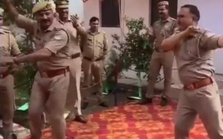 तिरंगा फहराने के बाद ‘वतन तेरा जलवा’ पर झूमे दो कॉन्स्टेबल  खाकी का दिखा मस्ती भरा अंदाज, बागपत में पुलिसकर्मियों ने किया शानदार डांस