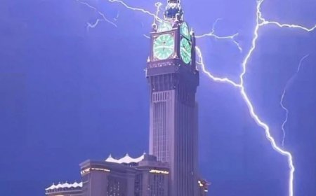 Mecca Lights Up as Powerful Lightning Bolt Hits Royal Clock Tower