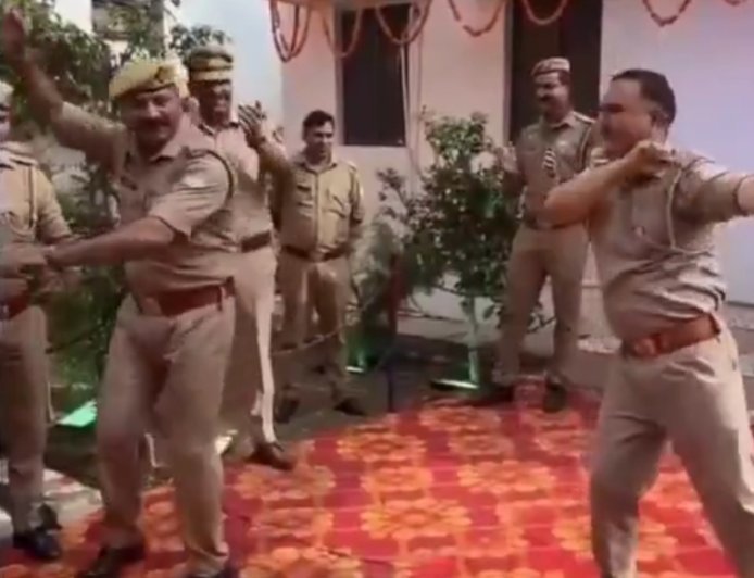 तिरंगा फहराने के बाद ‘वतन तेरा जलवा’ पर झूमे दो कॉन्स्टेबल  खाकी का दिखा मस्ती भरा अंदाज, बागपत में पुलिसकर्मियों ने किया शानदार डांस
