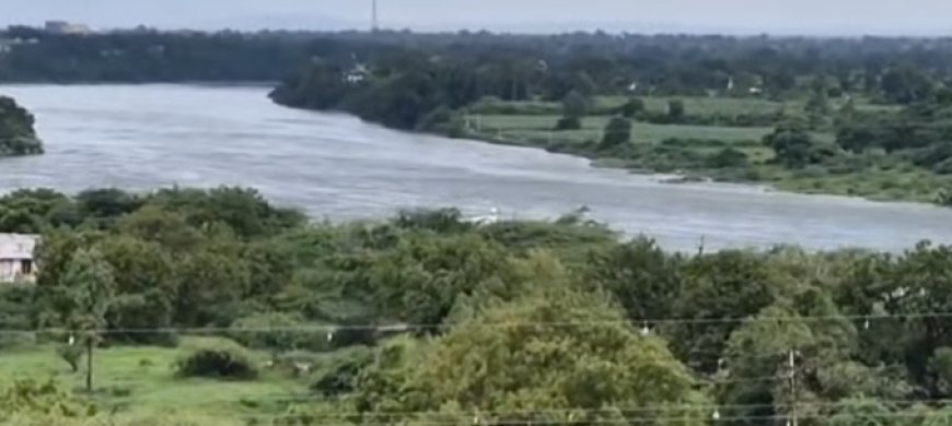 "पैठण: लगातार बारिश के बाद जायकवाड़ी बांध के 18 गेट खोले गए, गोदावरी में छोड़ा गया पानी"