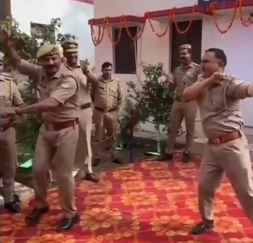 तिरंगा फहराने के बाद ‘वतन तेरा जलवा’ पर झूमे दो कॉन्स्टेबल  खाकी का दिखा मस्ती भरा अंदाज, बागपत में पुलिसकर्मियों ने किया शानदार डांस