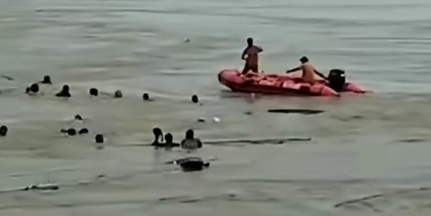 Ganga Boat Accident During Embankment Work Leaves Labourers Missing