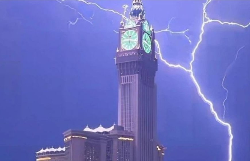Mecca Lights Up as Powerful Lightning Bolt Hits Royal Clock Tower